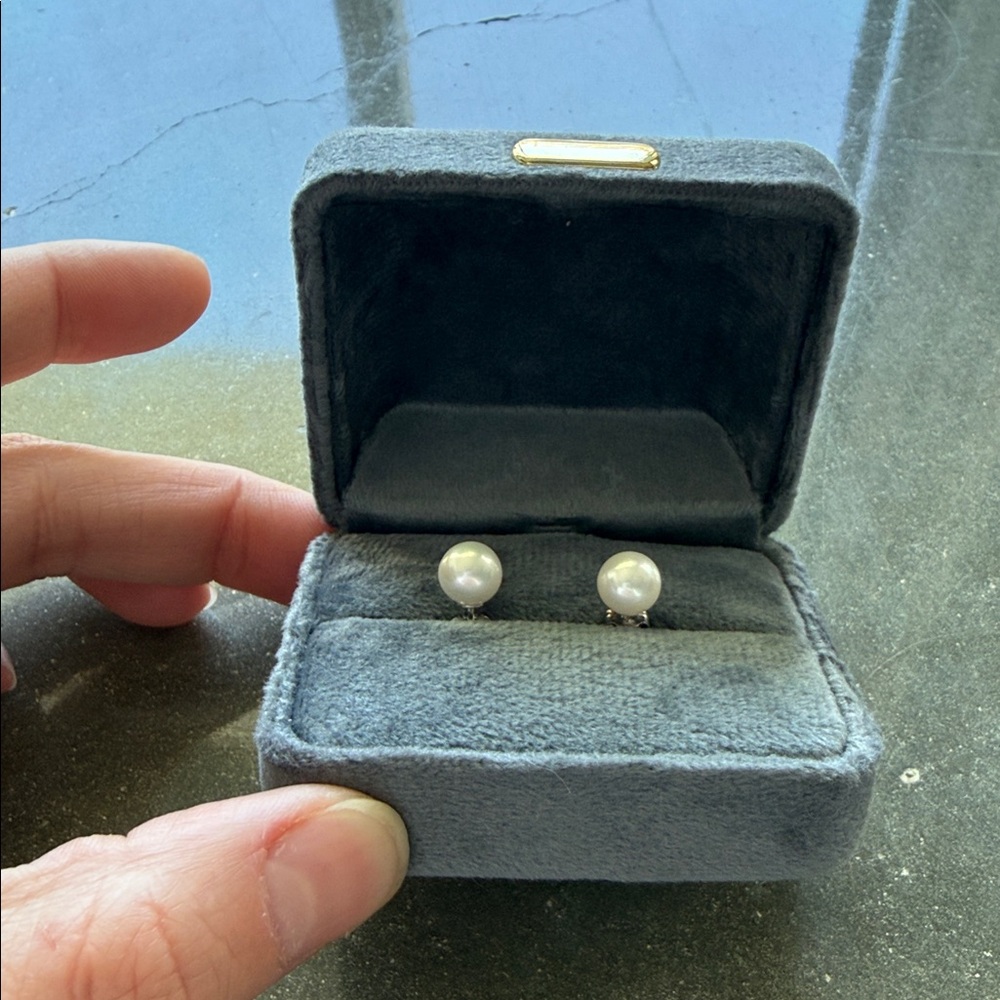 Real Pearl Stud Earrings - Picture 3 of 8